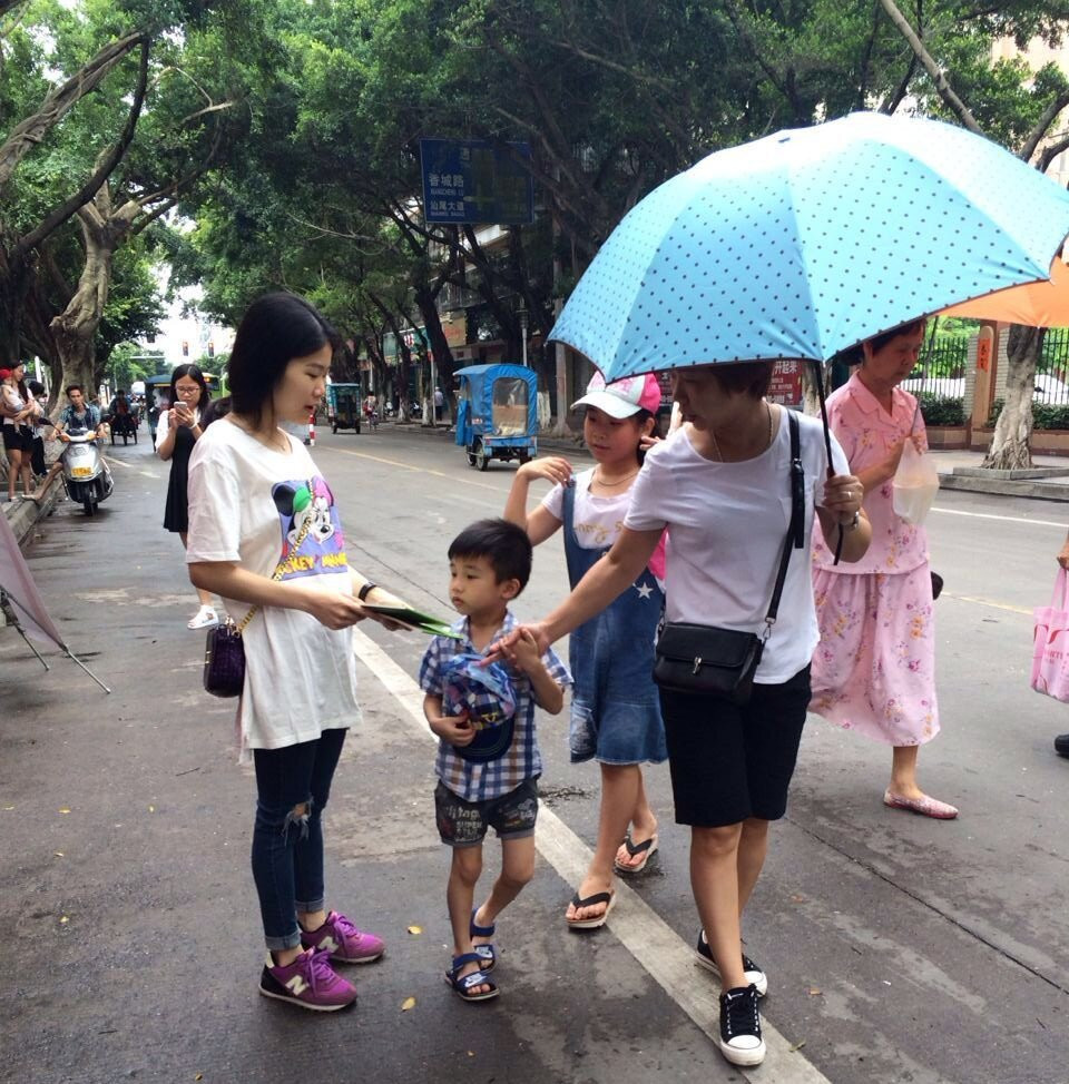 20160607图片新闻：六五世界环境日现场咨询活动_proc_副本.jpg
