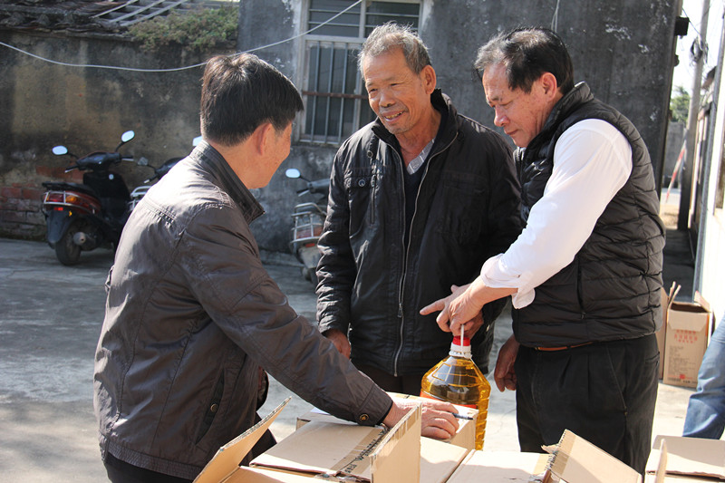 1月22日，市环保局到对口帮扶月池村开展春节走访慰问活动3_副本.jpg