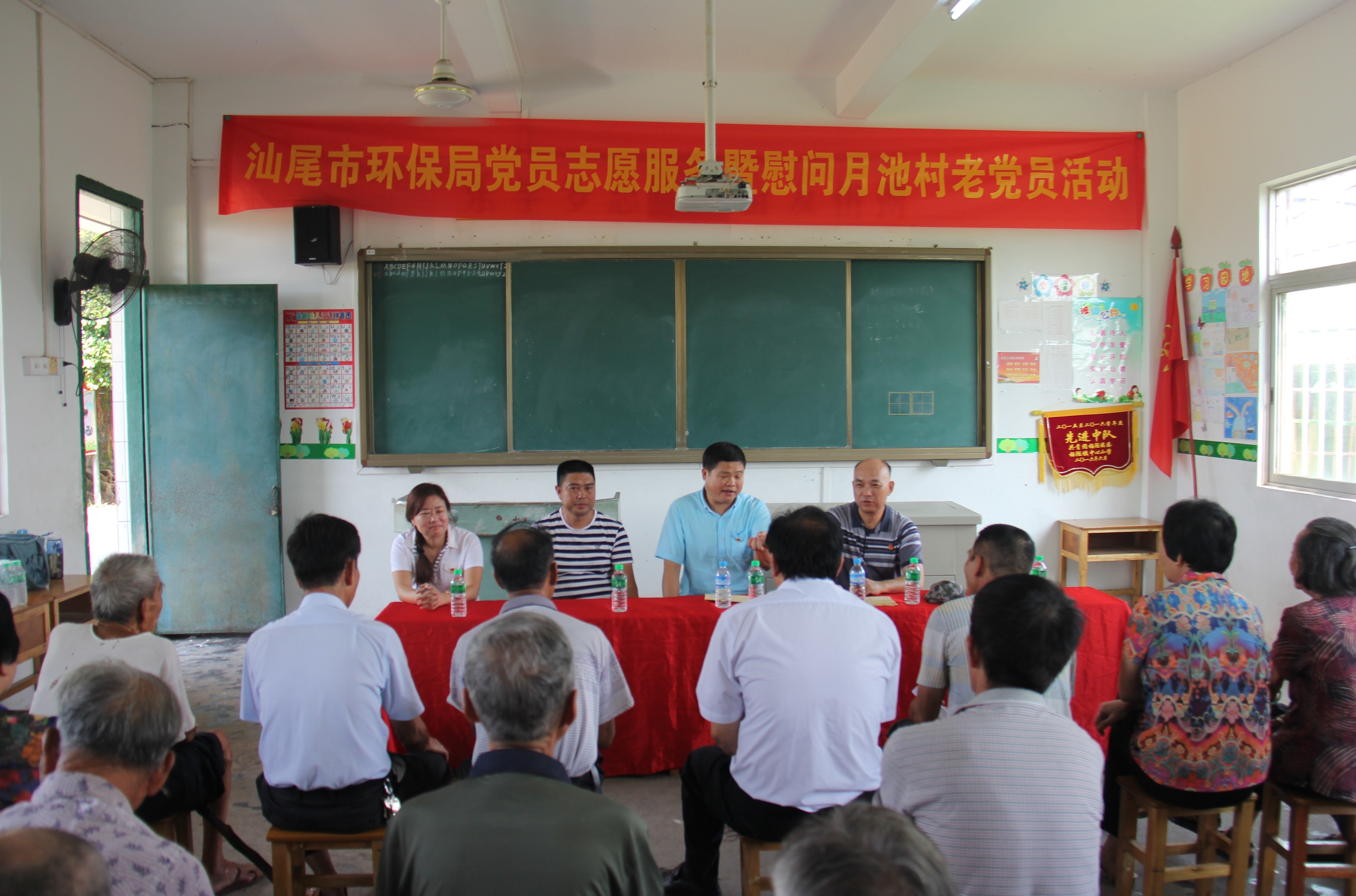 7月22日，市环保局开展情暖老党员志愿服务活动1.JPG