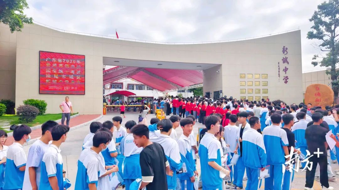 pc蛋蛋
1.8万名学子迎战高考，全城化身暖心“陪考人”！